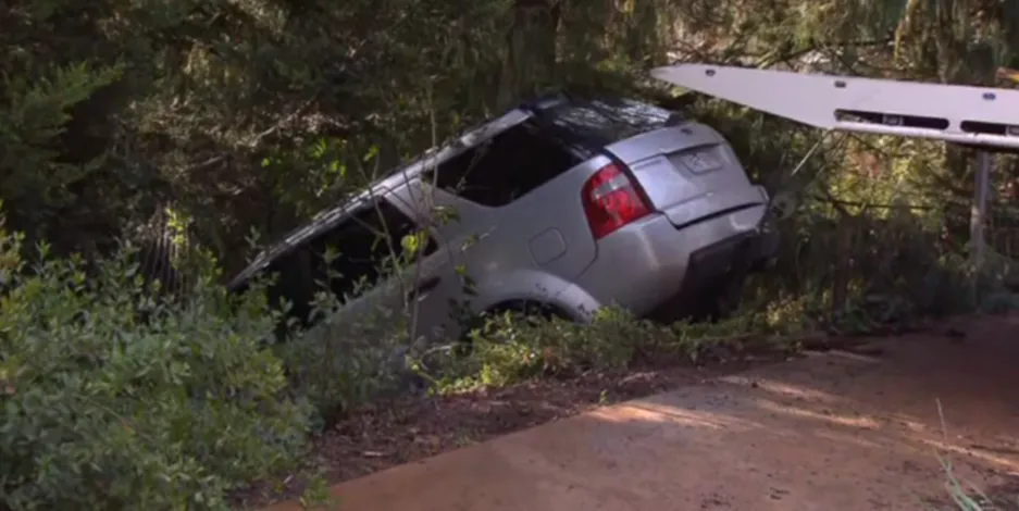 Car plunges down an embankment in Warrandyte, leaving two people hospitalised